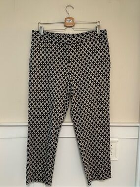 Women's Black & White Geometric Cropped Pants